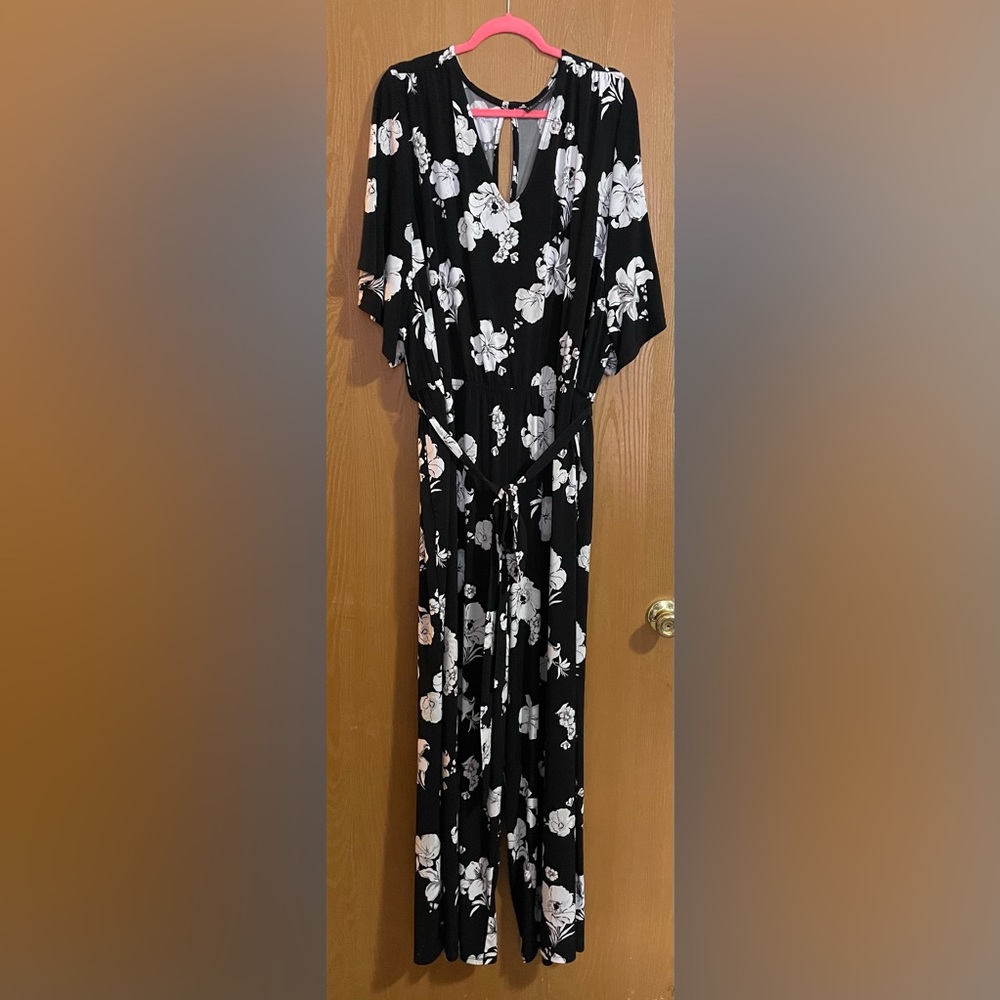 Lane Bryant jumpsuit Plus Size 30/32X black and white floral with button closure